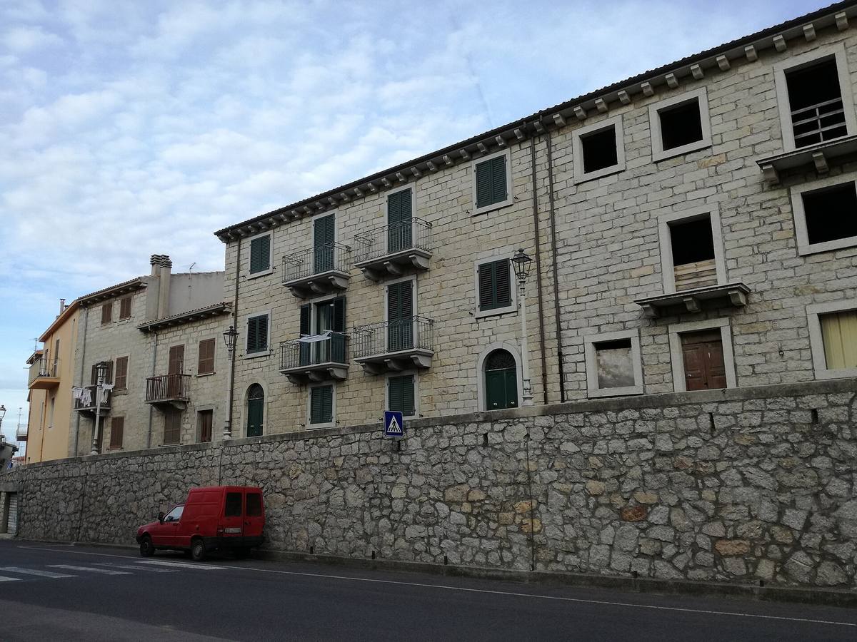Vicolo nel centro storico di Calangianus con edifici in pietra