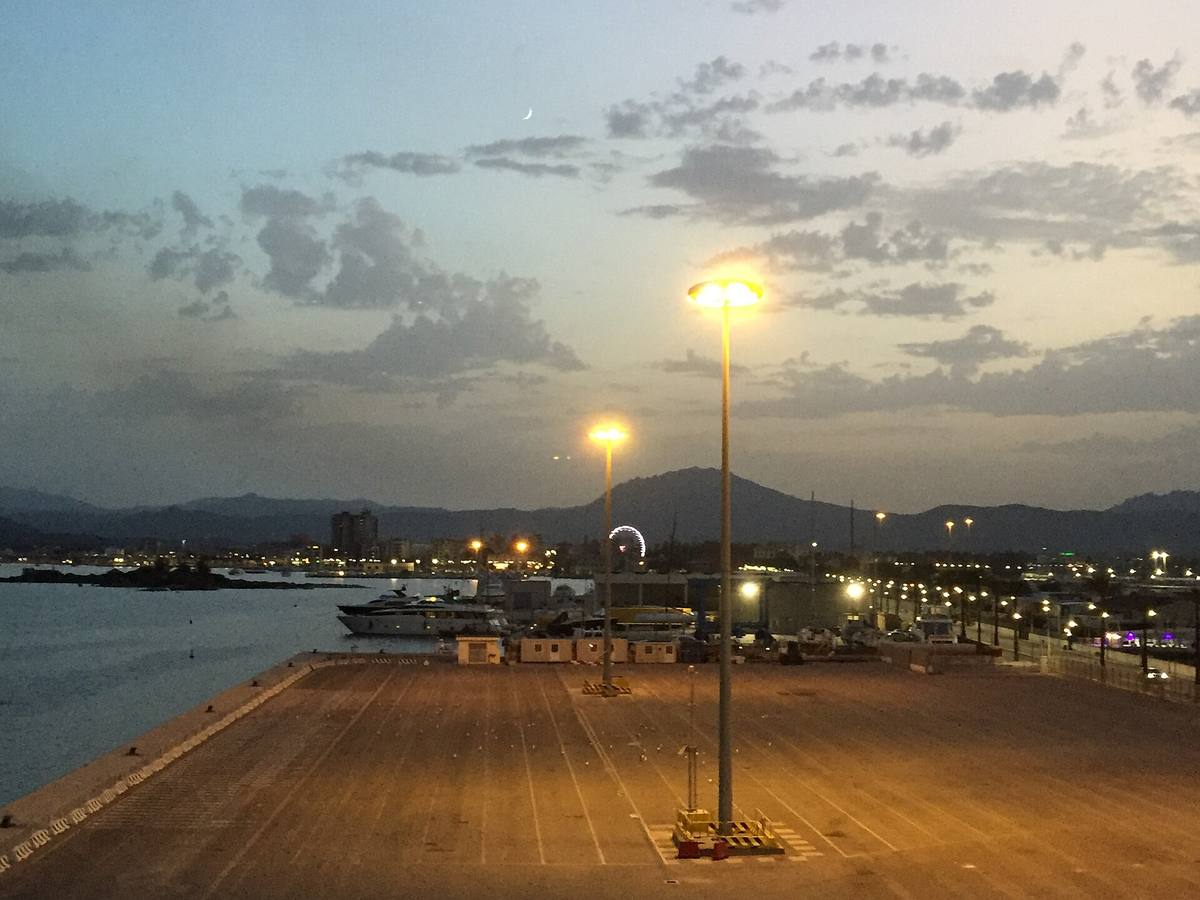 Porto di Olbia Isola Bianca con la città sullo sfondo al tramonto, vista dal traghetto Moby Drea