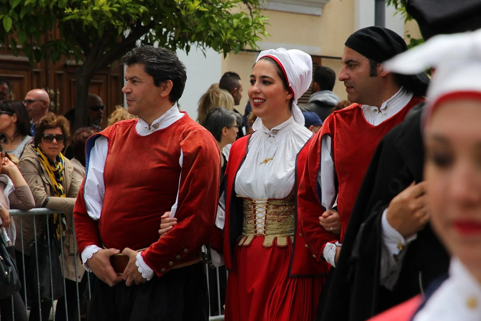 Gruppo in abito tradizionale gallurese durante una manifestazione a Tempio Pausania