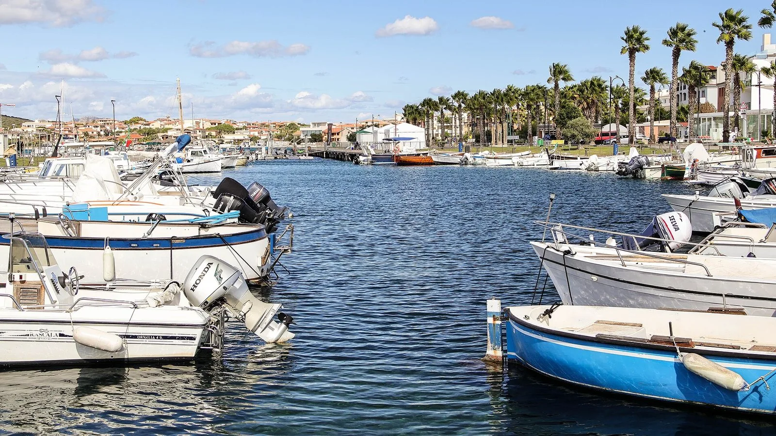 Barche ormeggiate nel porto di Golfo Aranci