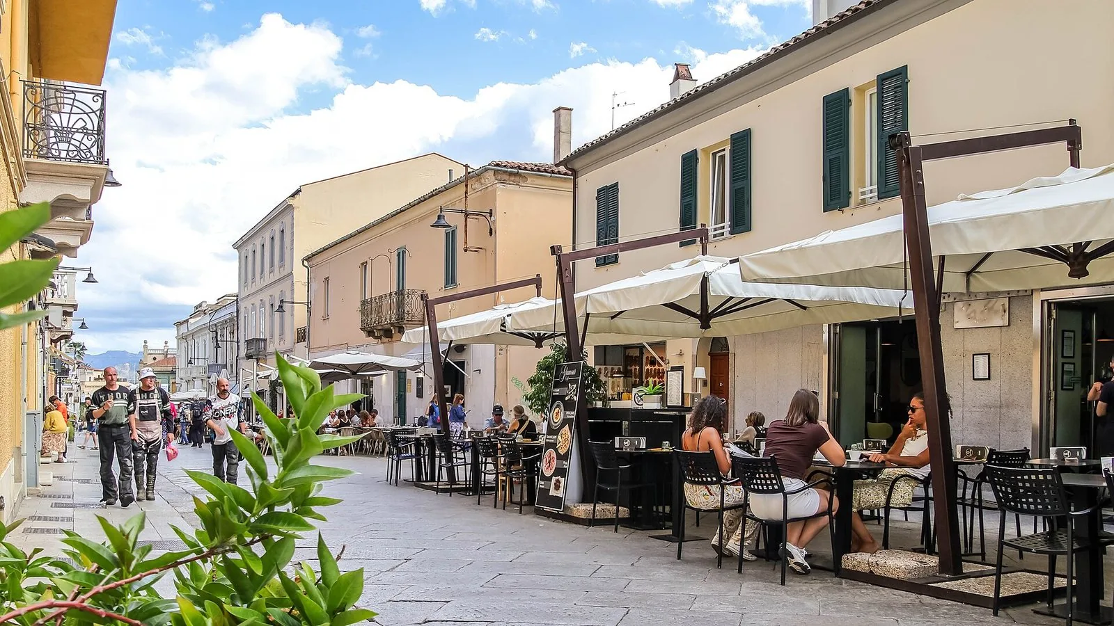 Una via del centro di Olbia con i tavolini dei locali all'aperto